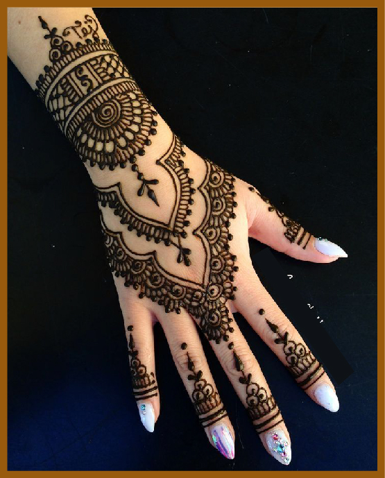 Gorgeous Stylish Back Hand Mehndi Design With Curved Bands
